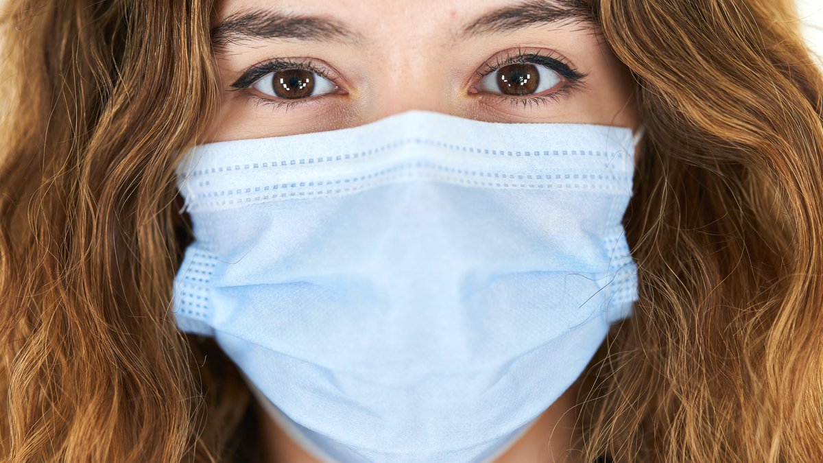 Máscaras são tão importantes quanto a vacinação contra Covid-19, diz infectologista